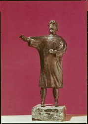 Figurina di un uomo che indossa un sagum, da Neuvy-en-Sullias